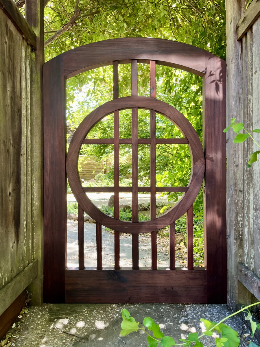 Gate with Circular Detail 2