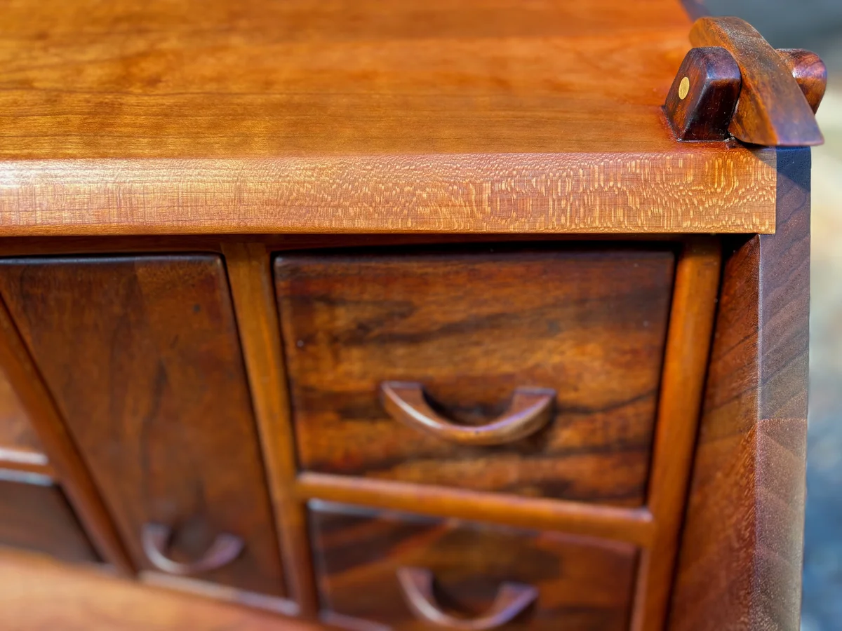 Mimi Desk