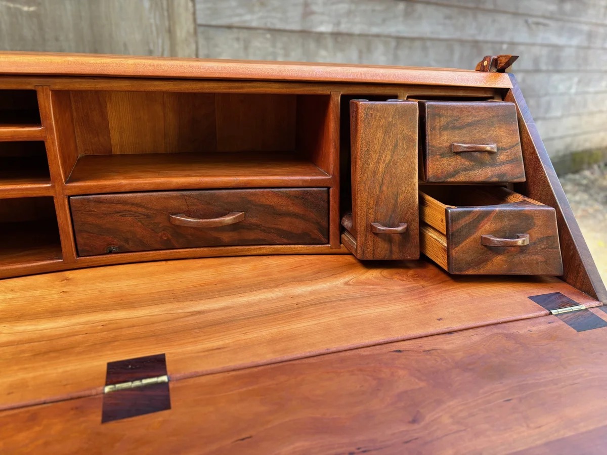 Mimi Desk